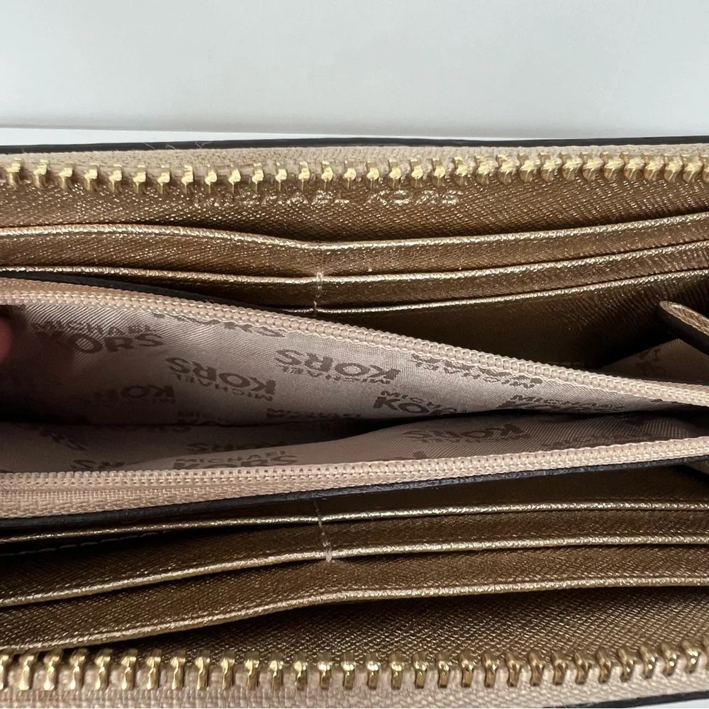 Michael Kors Wallet - Picture 12 of 17